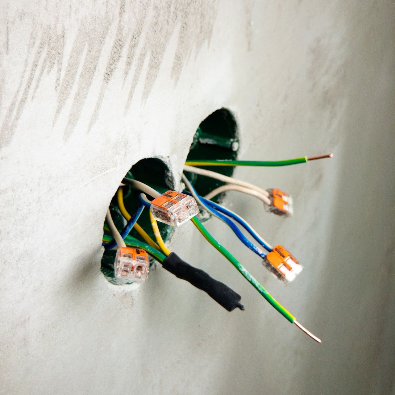 Montaż, naprawa i modernizacja instalacji elektrycznych